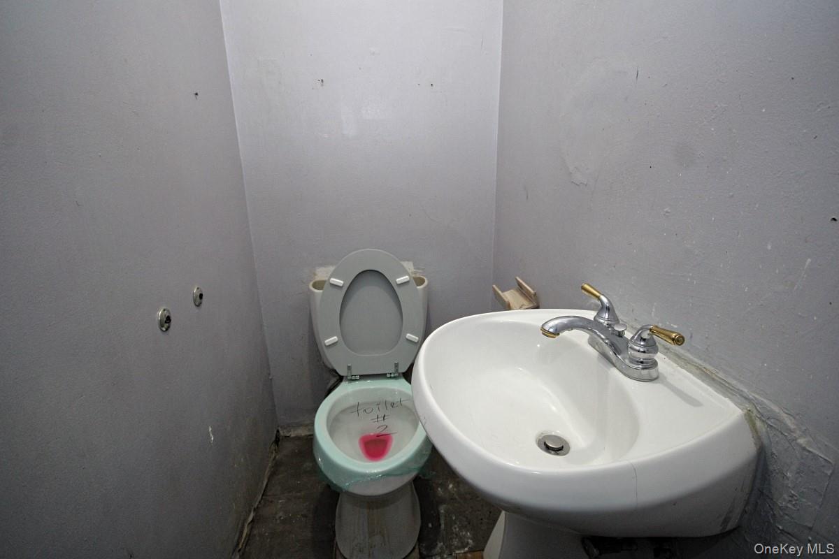 1051 Victory Boulevard Property Photo 19