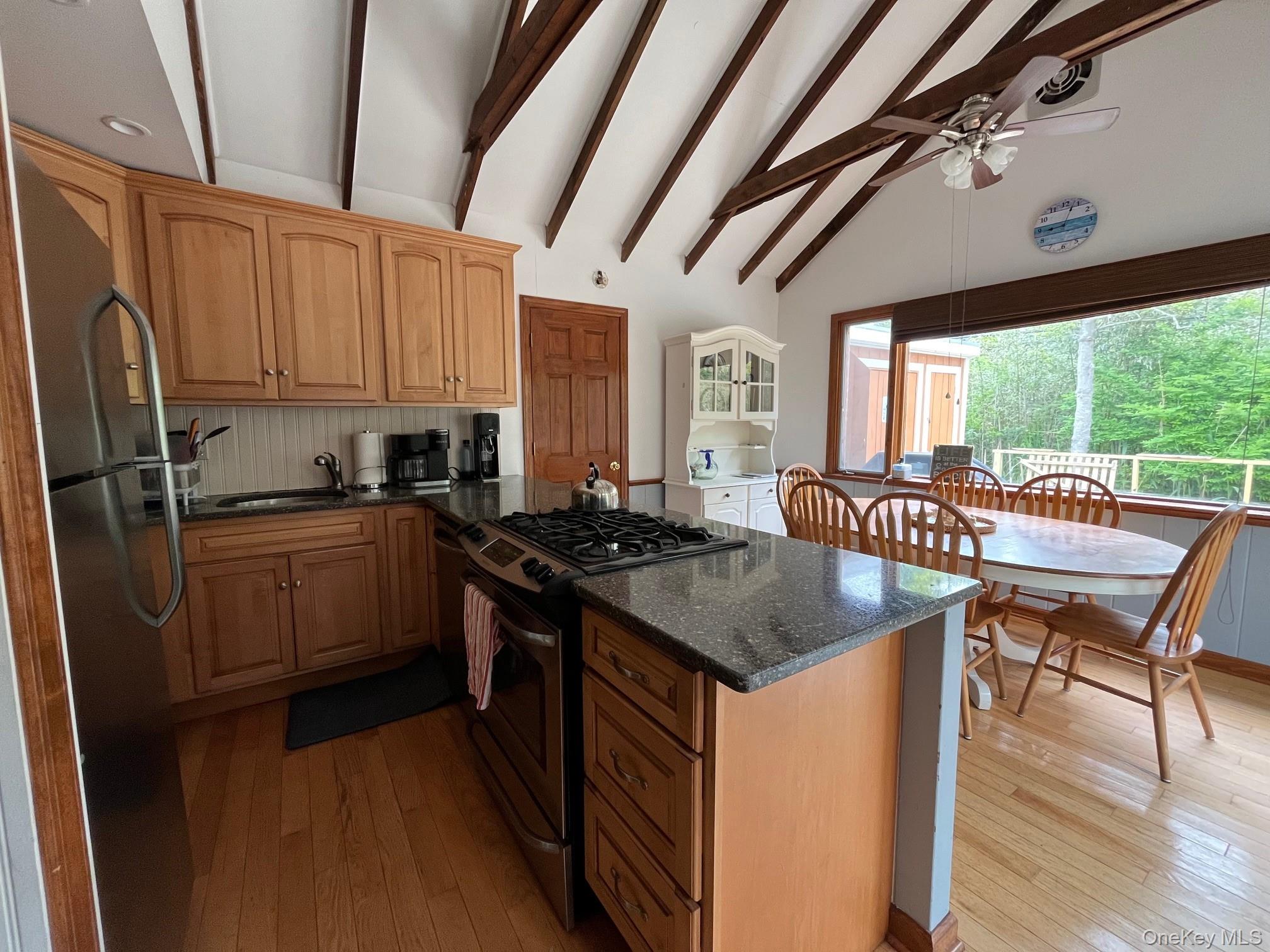 896 Evergreen Property Photo 4