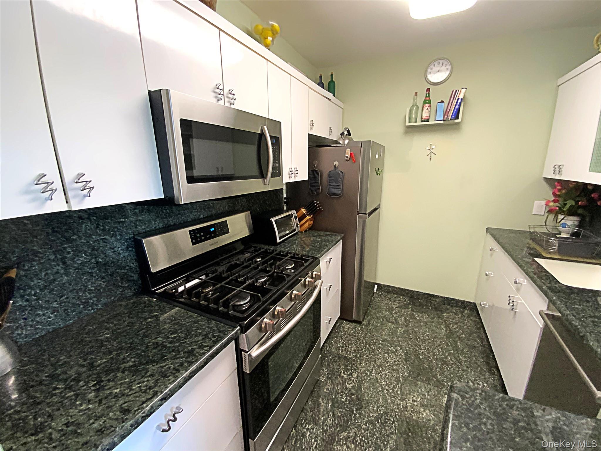 27010 Grand Central Parkway 2c Property Photo 8