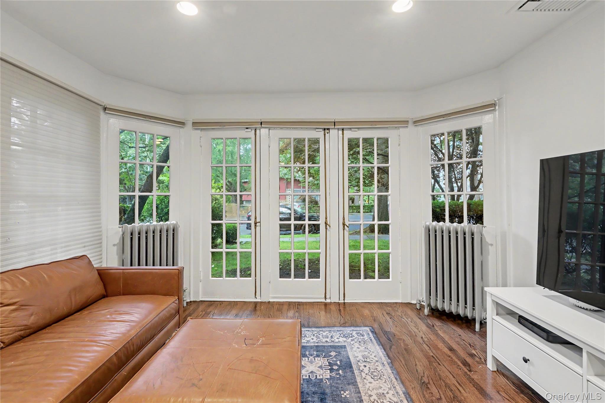 25 Vanderburgh Avenue Property Photo 4