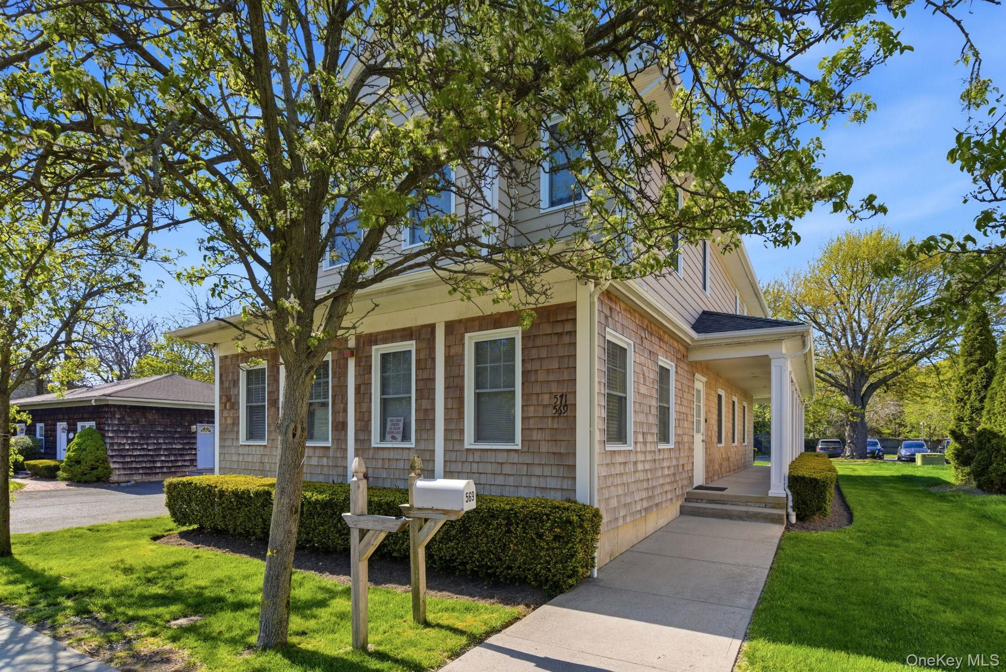 569 Middle Road Property Photo 3