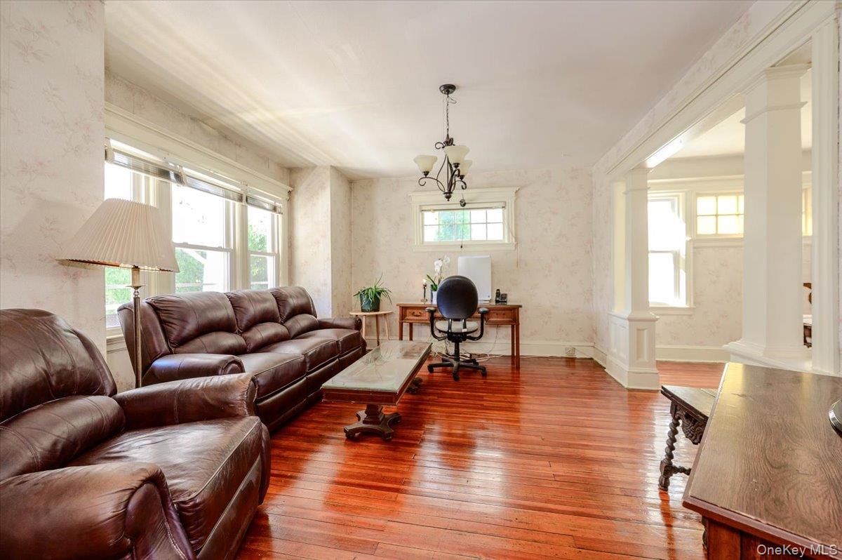 548 Davis Avenue Property Photo 4
