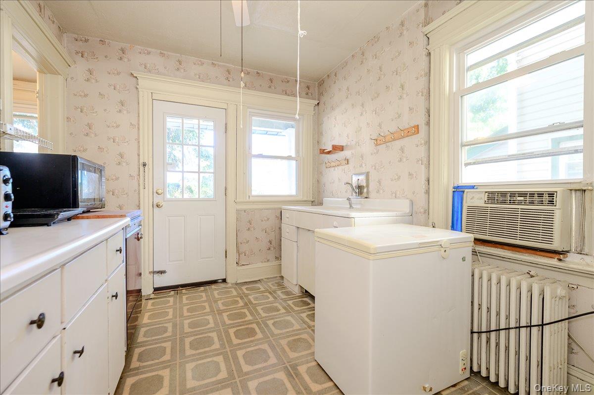 548 Davis Avenue Property Photo 8