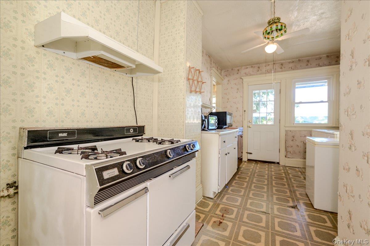 548 Davis Avenue Property Photo 9