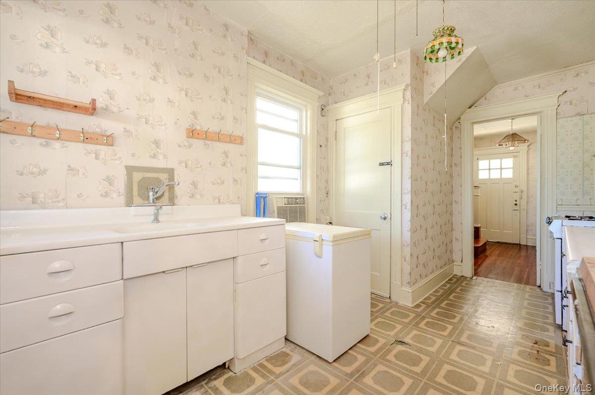 548 Davis Avenue Property Photo 10