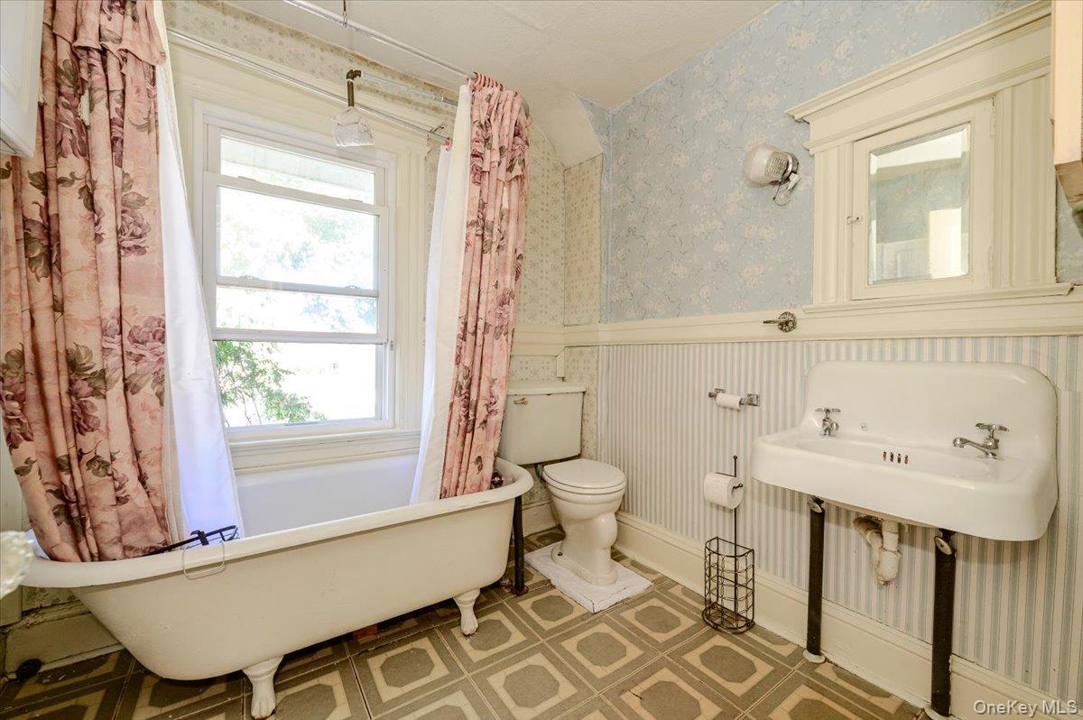 548 Davis Avenue Property Photo 15