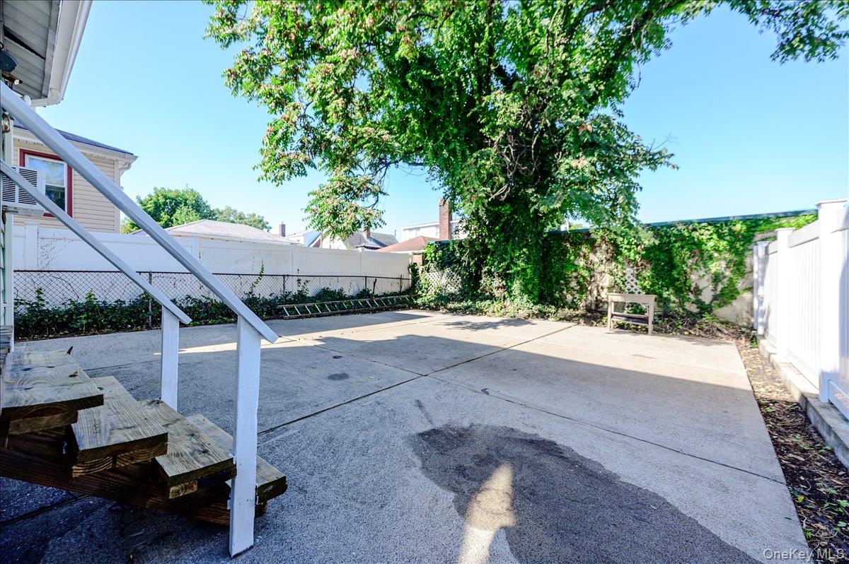 548 Davis Avenue Property Photo 19