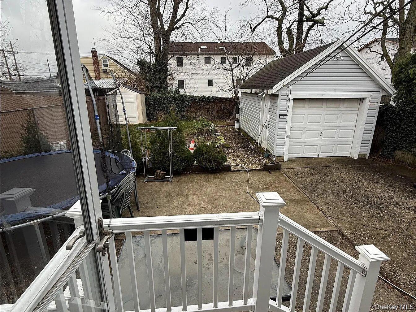 17 Litchfield Avenue Property Photo 6