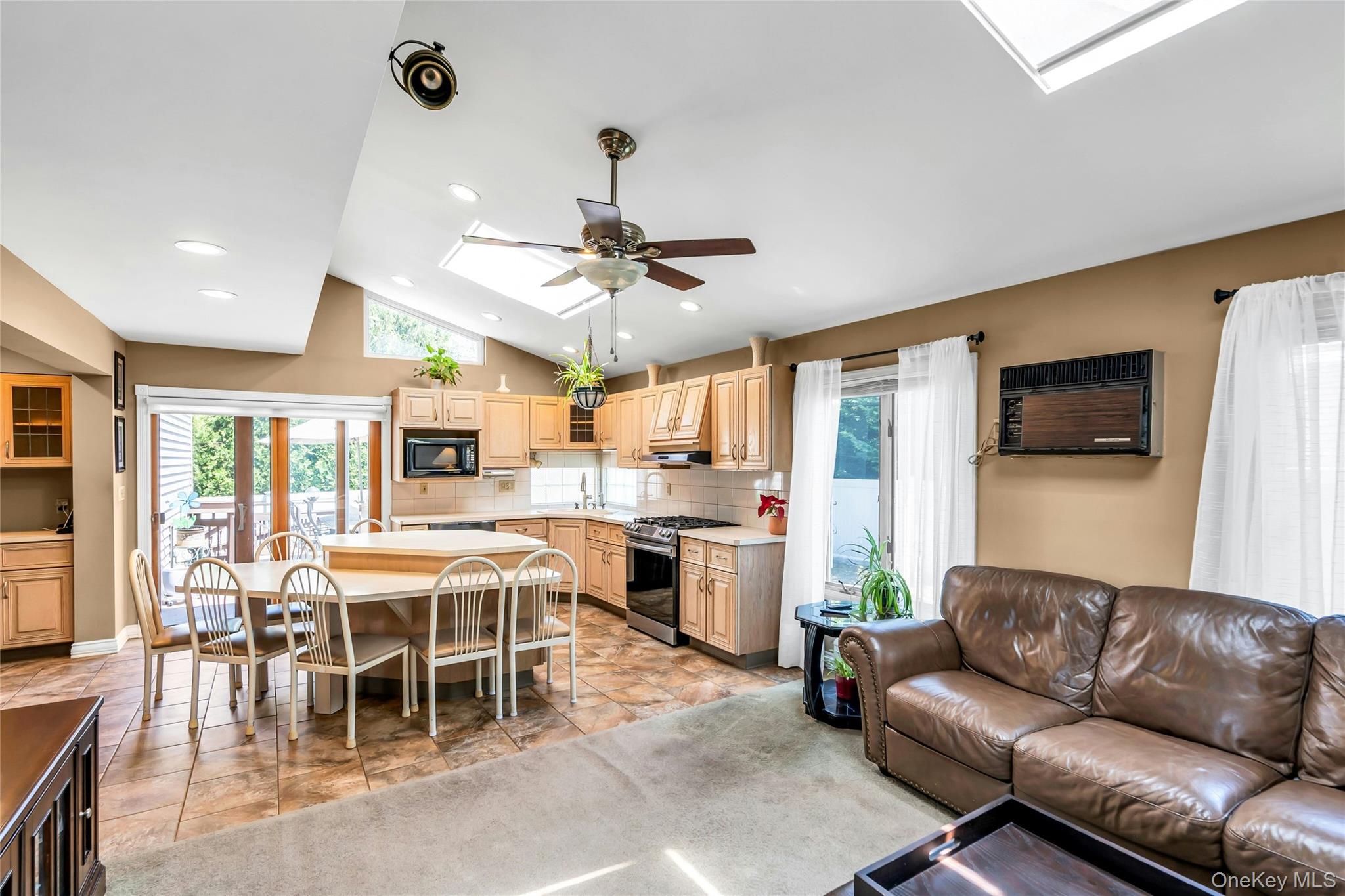 35 Peachtree Lane Property Photo 8