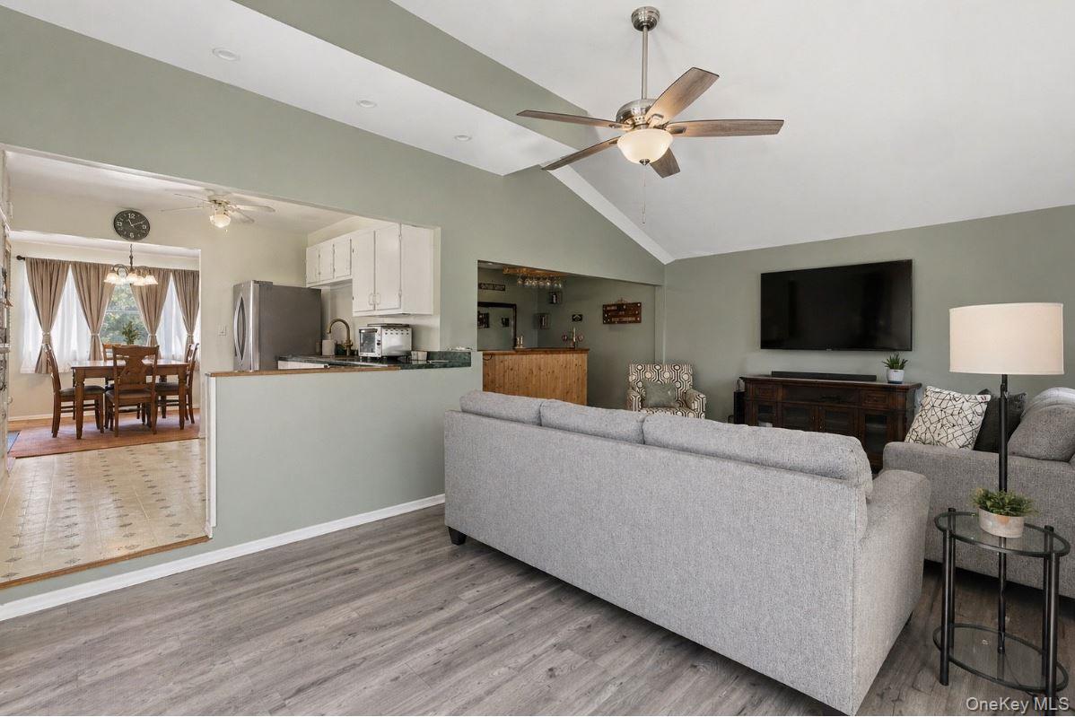 1433 Manatuck Boulevard Property Photo 3