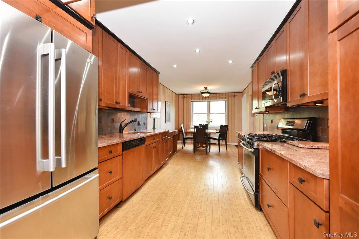 180 S Middle Neck Road 3-k Property Photo 4