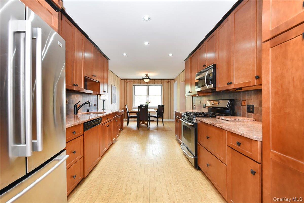 180 S Middle Neck Road 3-k Property Photo 5