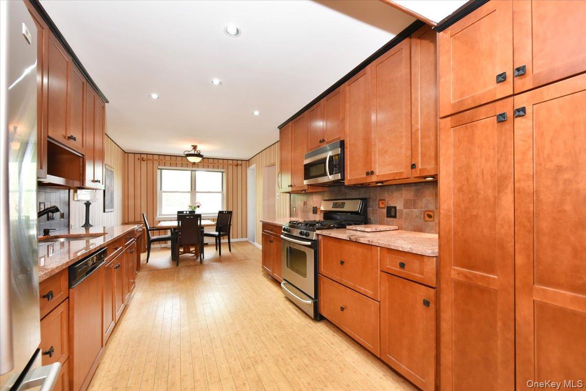 180 S Middle Neck Road 3-k Property Photo 6