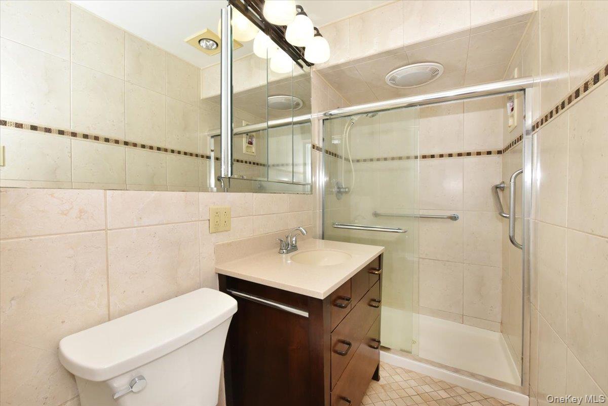 180 S Middle Neck Road 3-k Property Photo 13