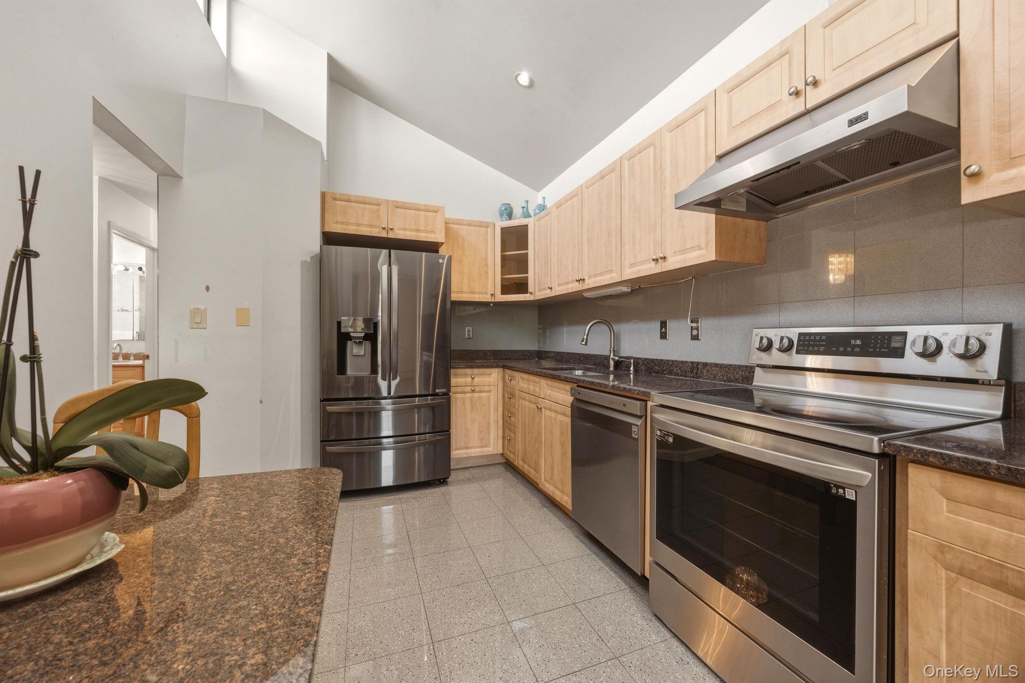 240-43 69 Avenue Property Photo 18