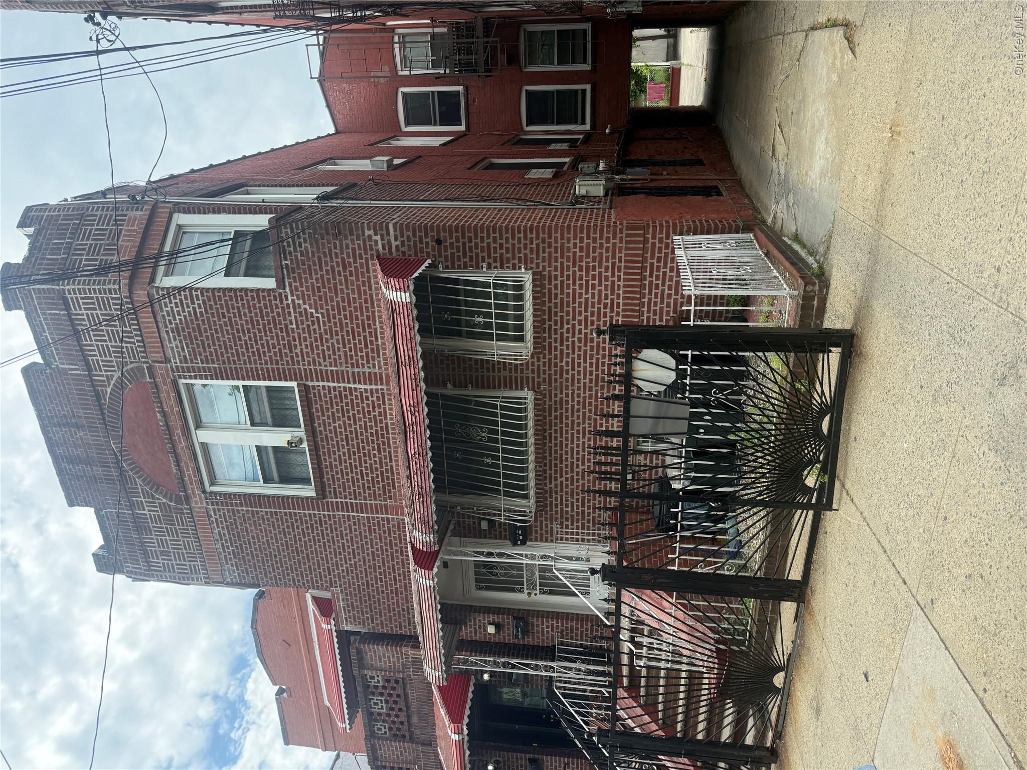 818 E 227th Street Property Photo 1