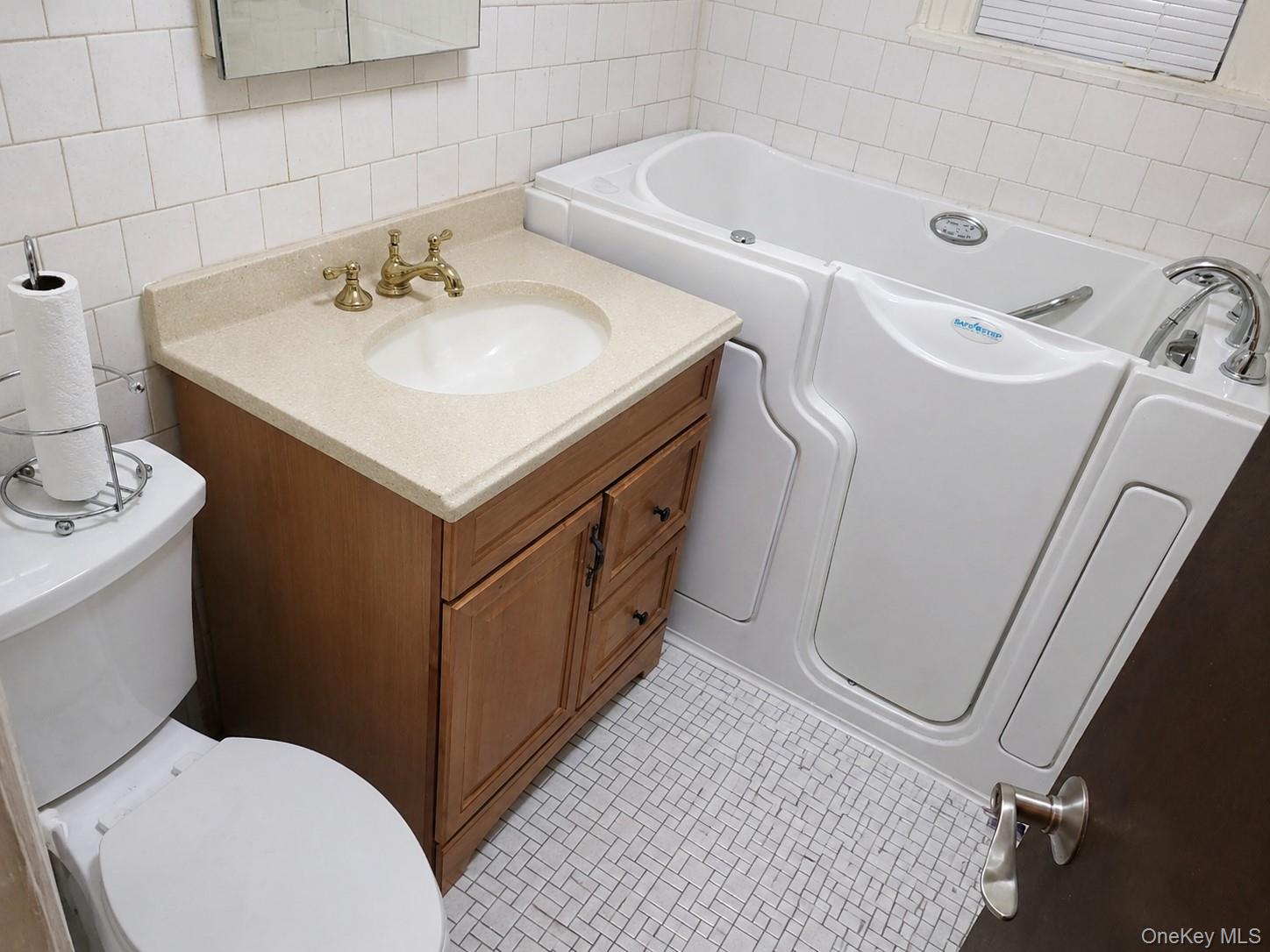 818 E 227th Street Property Photo 7
