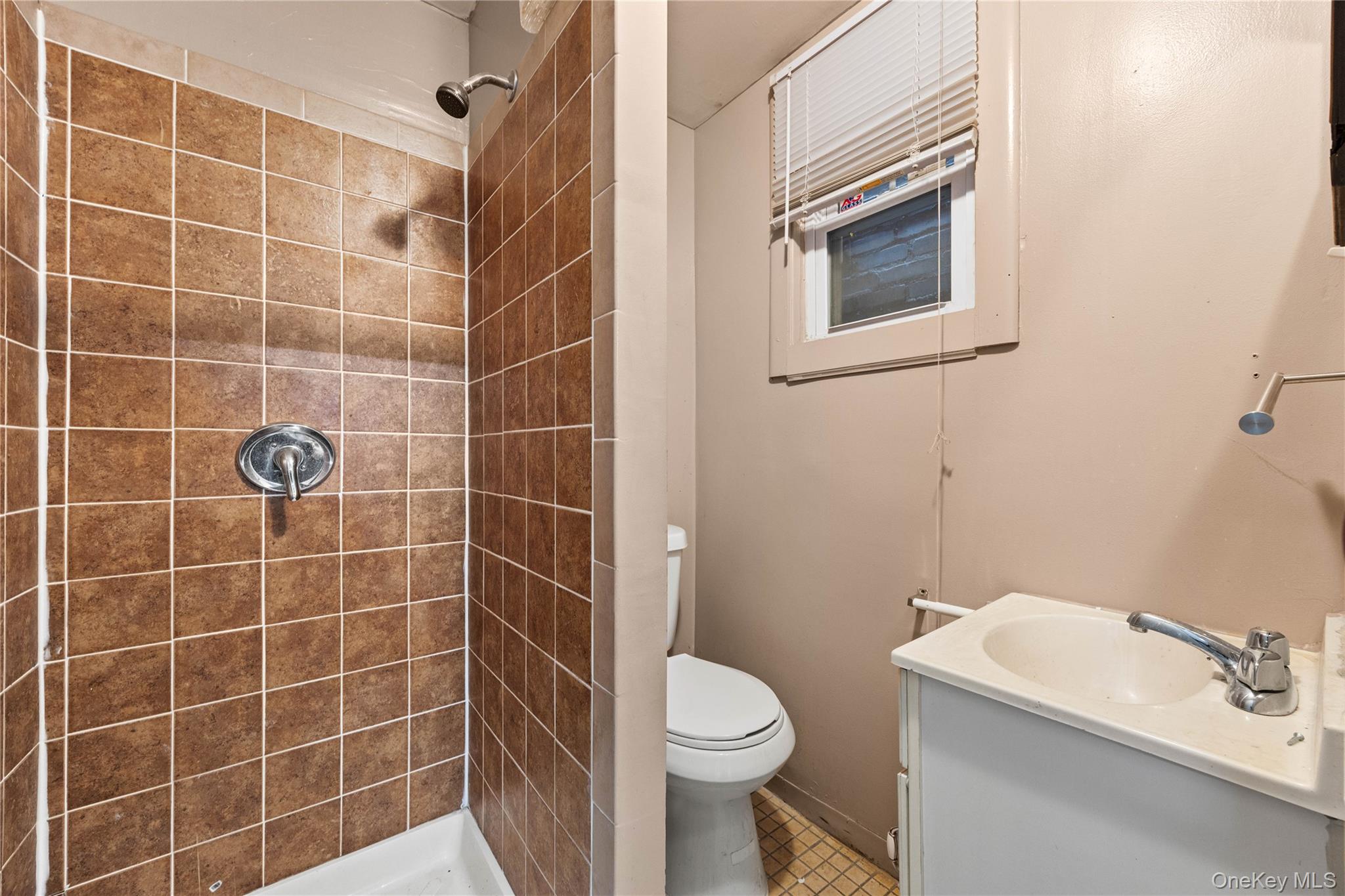 847 Castle Hill Avenue Property Photo 6