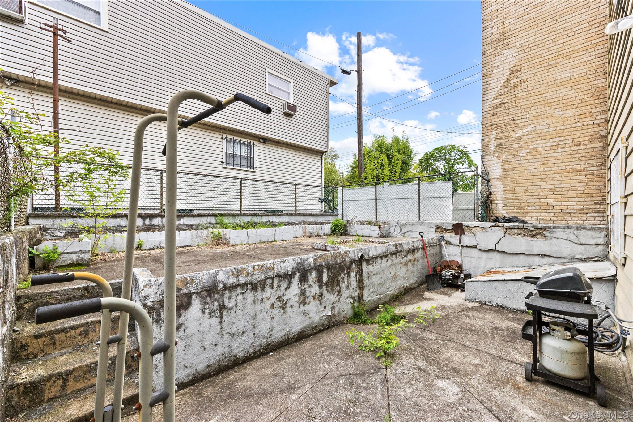 847 Castle Hill Avenue Property Photo 8