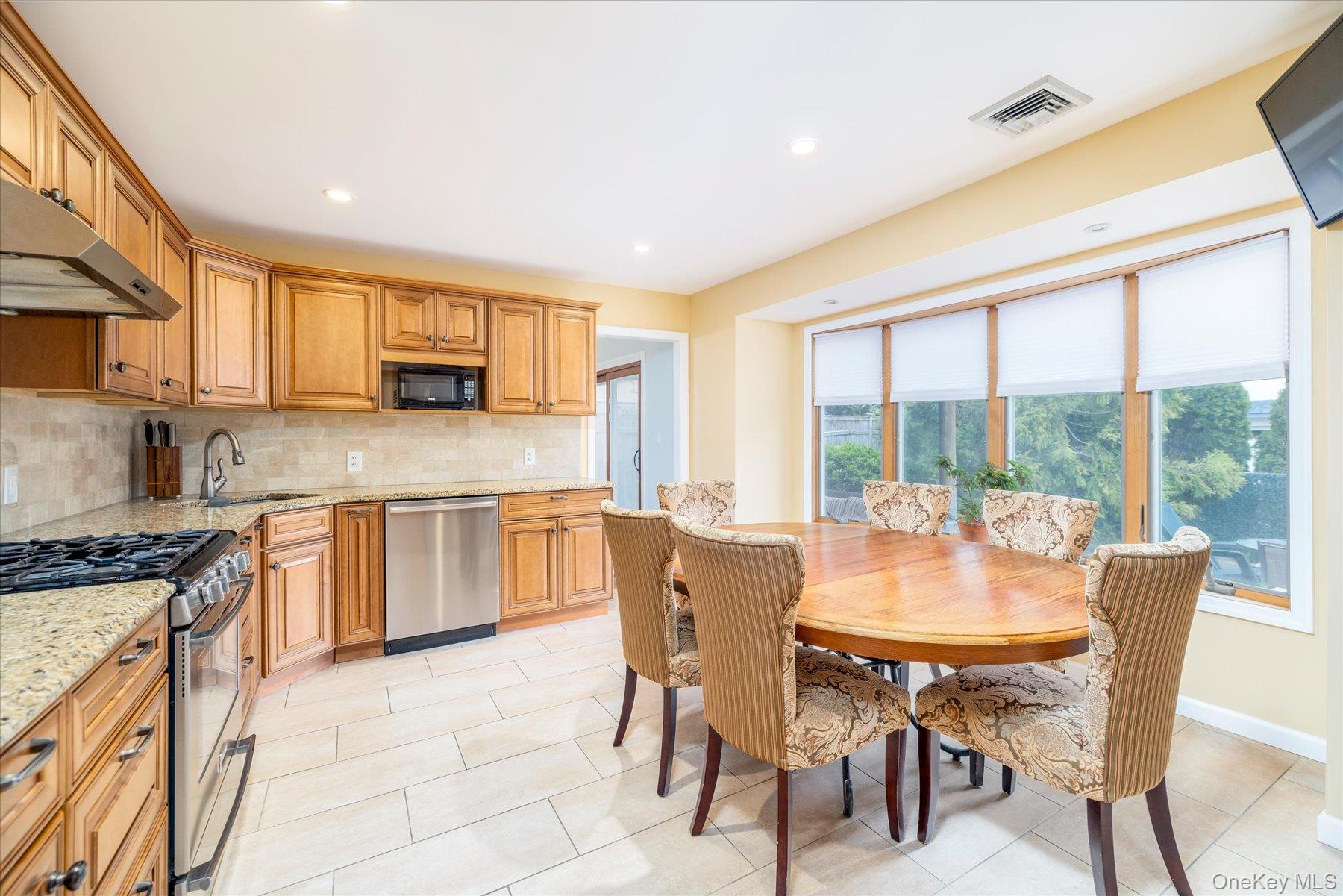 142 E Shore Drive Property Photo 5