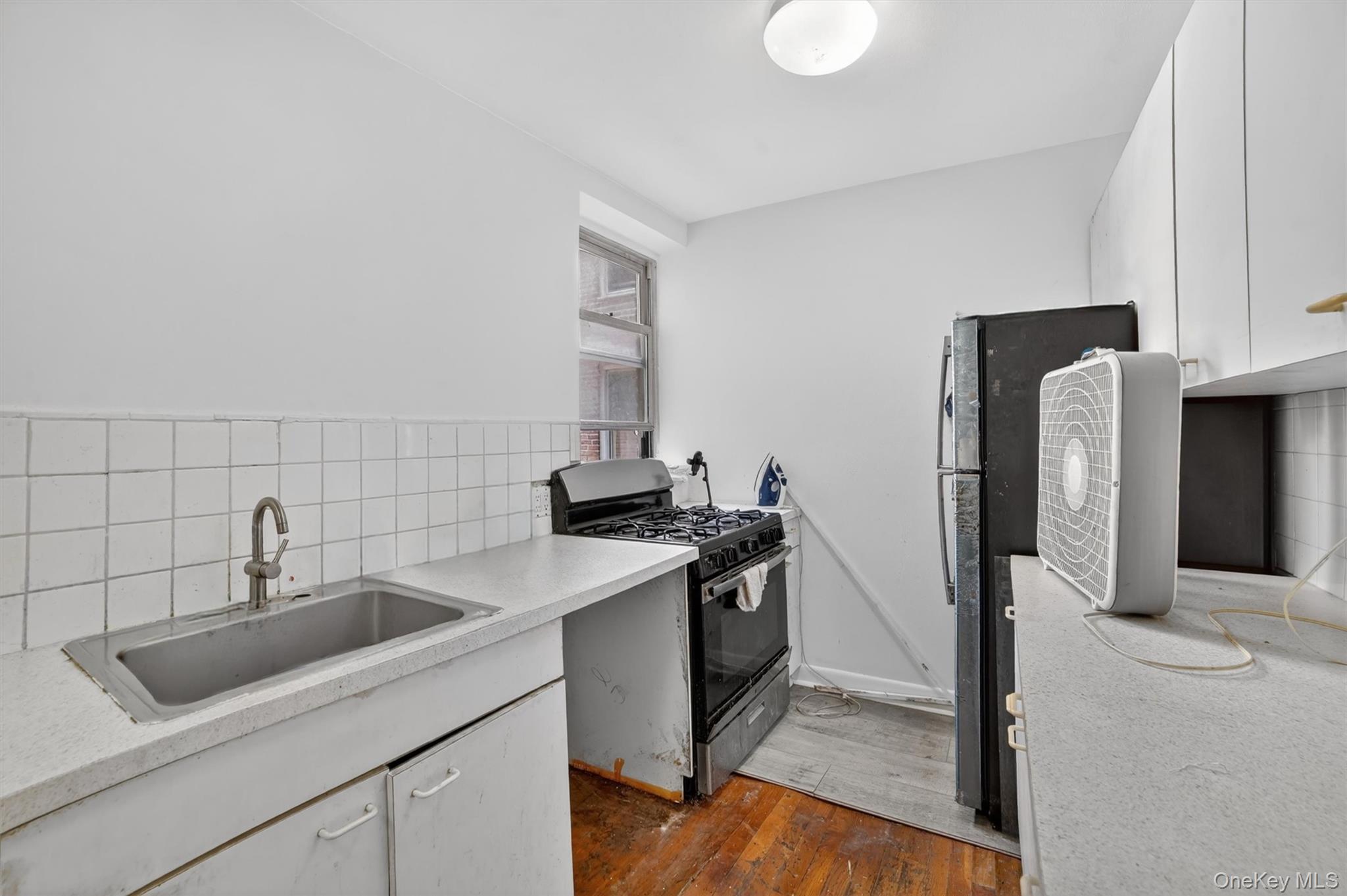 2105 Wallace Avenue 2a Property Photo 3