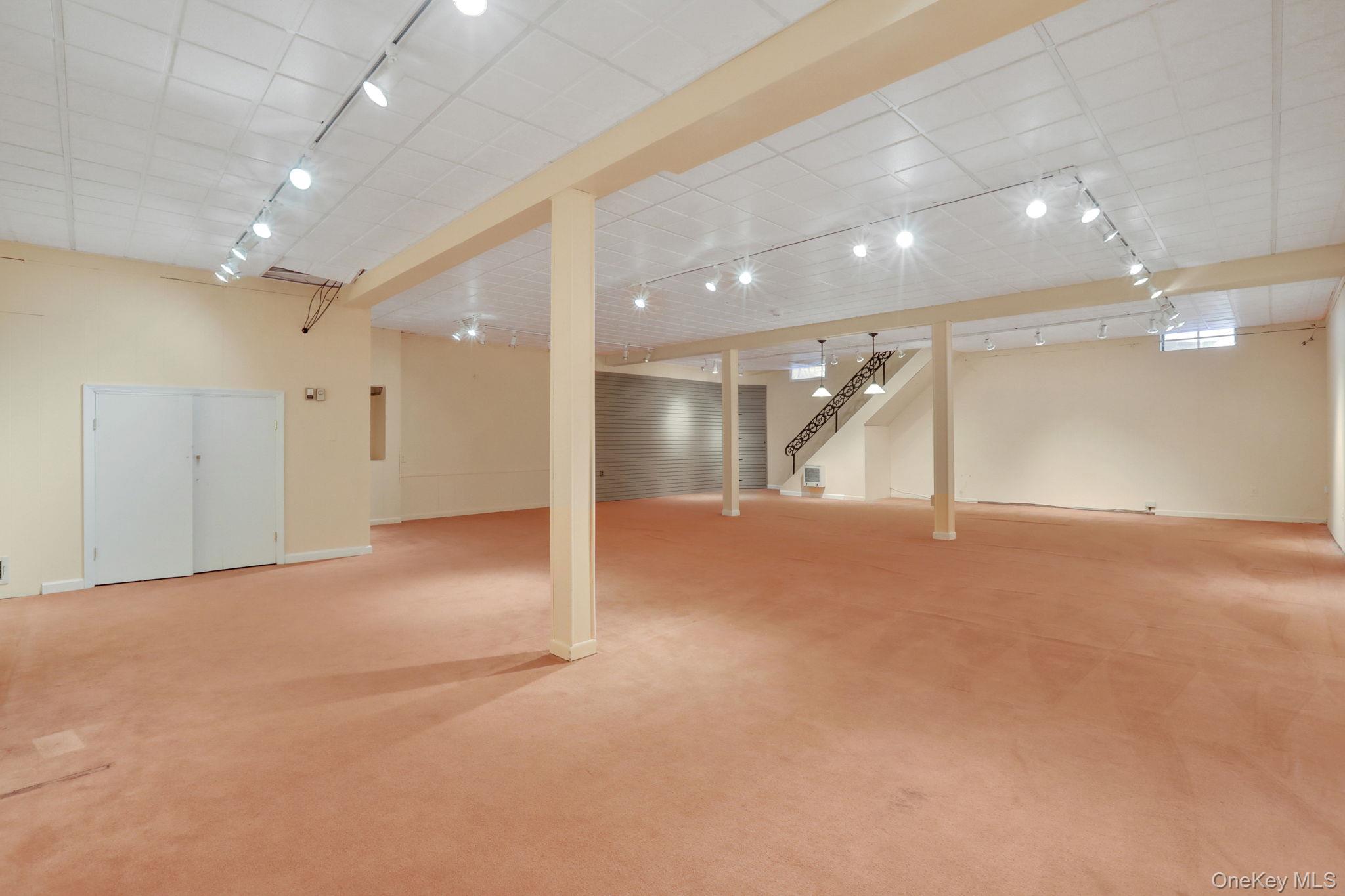 411 Albany Avenue Property Photo 26
