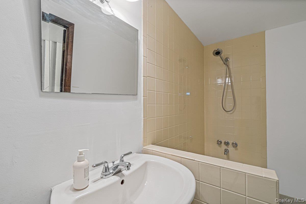 67-52 Ingram Street Property Photo 17