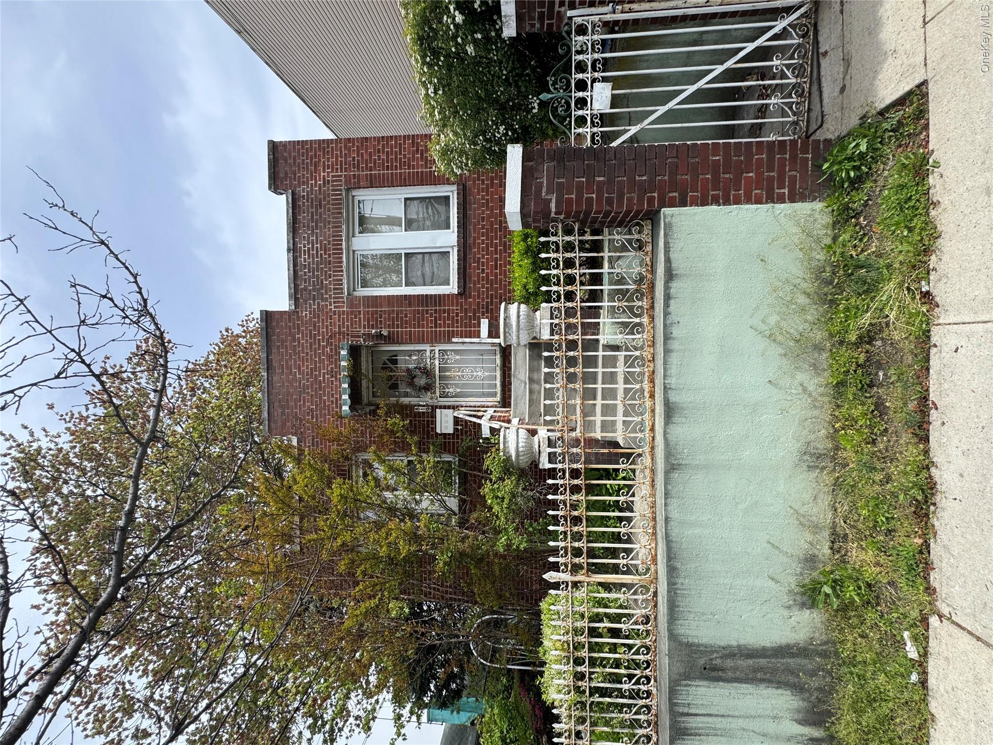 819 E 221st Street Property Photo 1