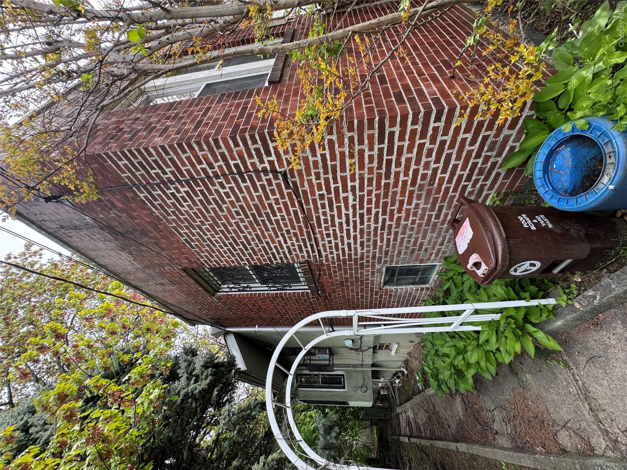 819 E 221st Street Property Photo 3