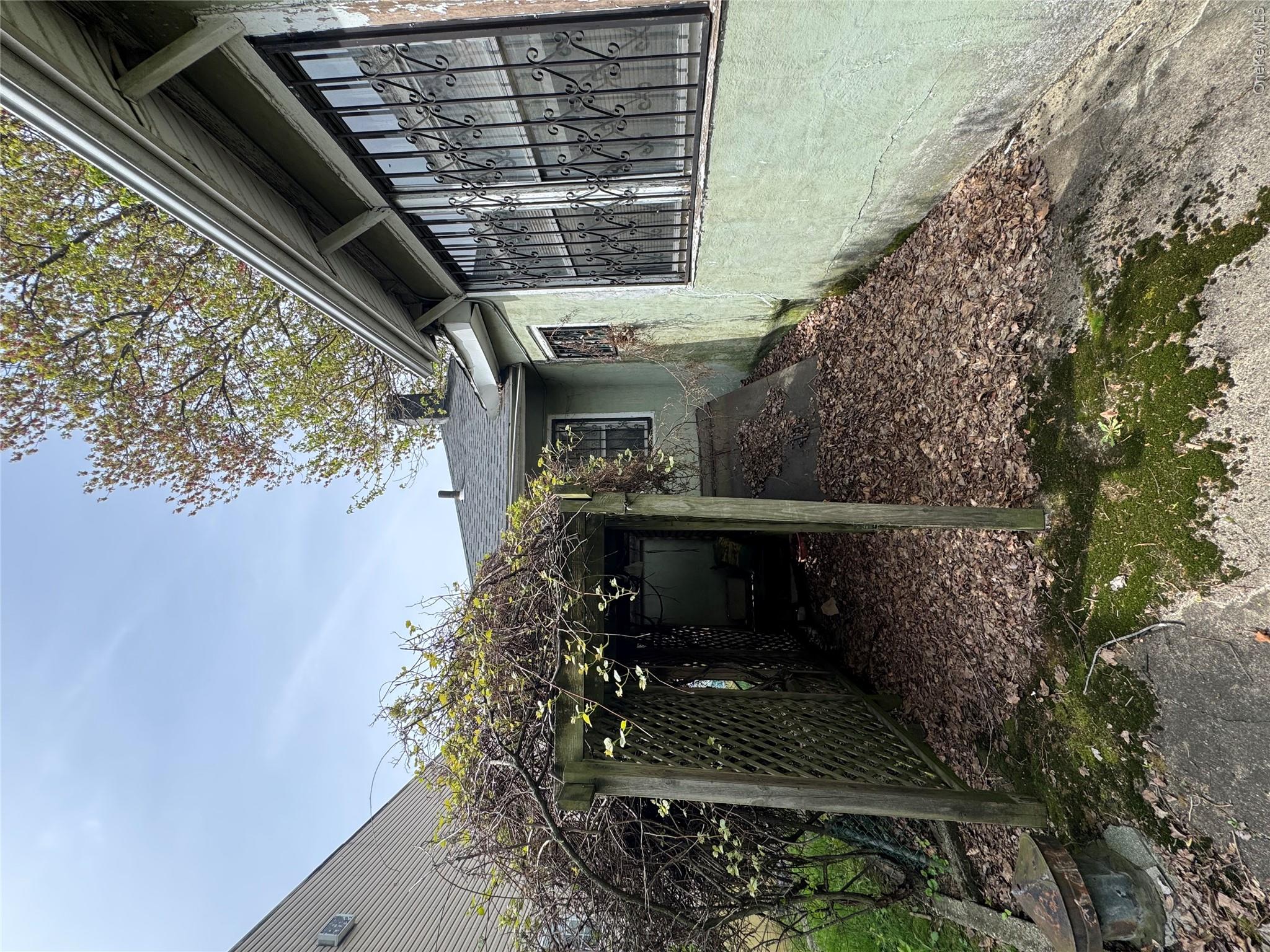 819 E 221st Street Property Photo 5