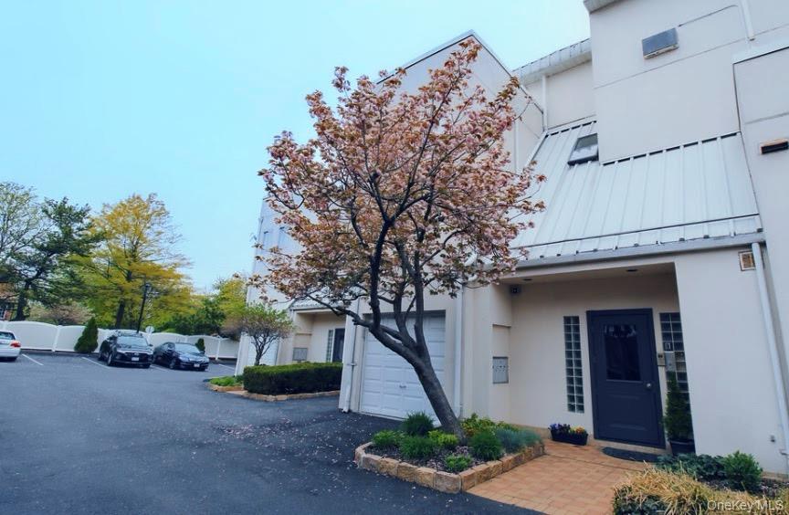 2716 Schurz Avenue B1 Property Photo 2