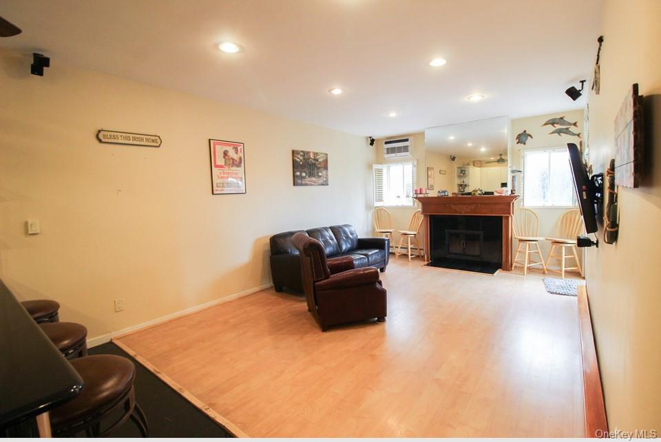 2716 Schurz Avenue B1 Property Photo 10