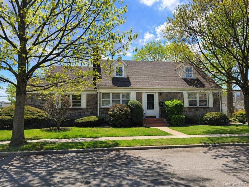 33 Nassau Boulevard Property Photo 1