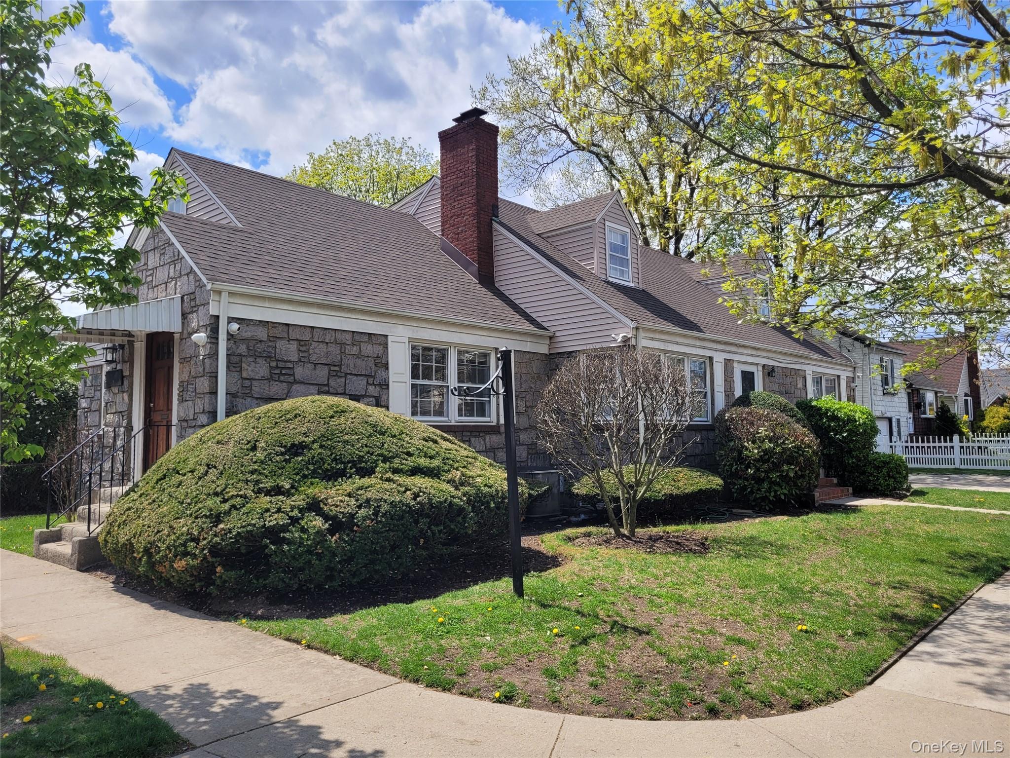 33 Nassau Boulevard Property Photo 3