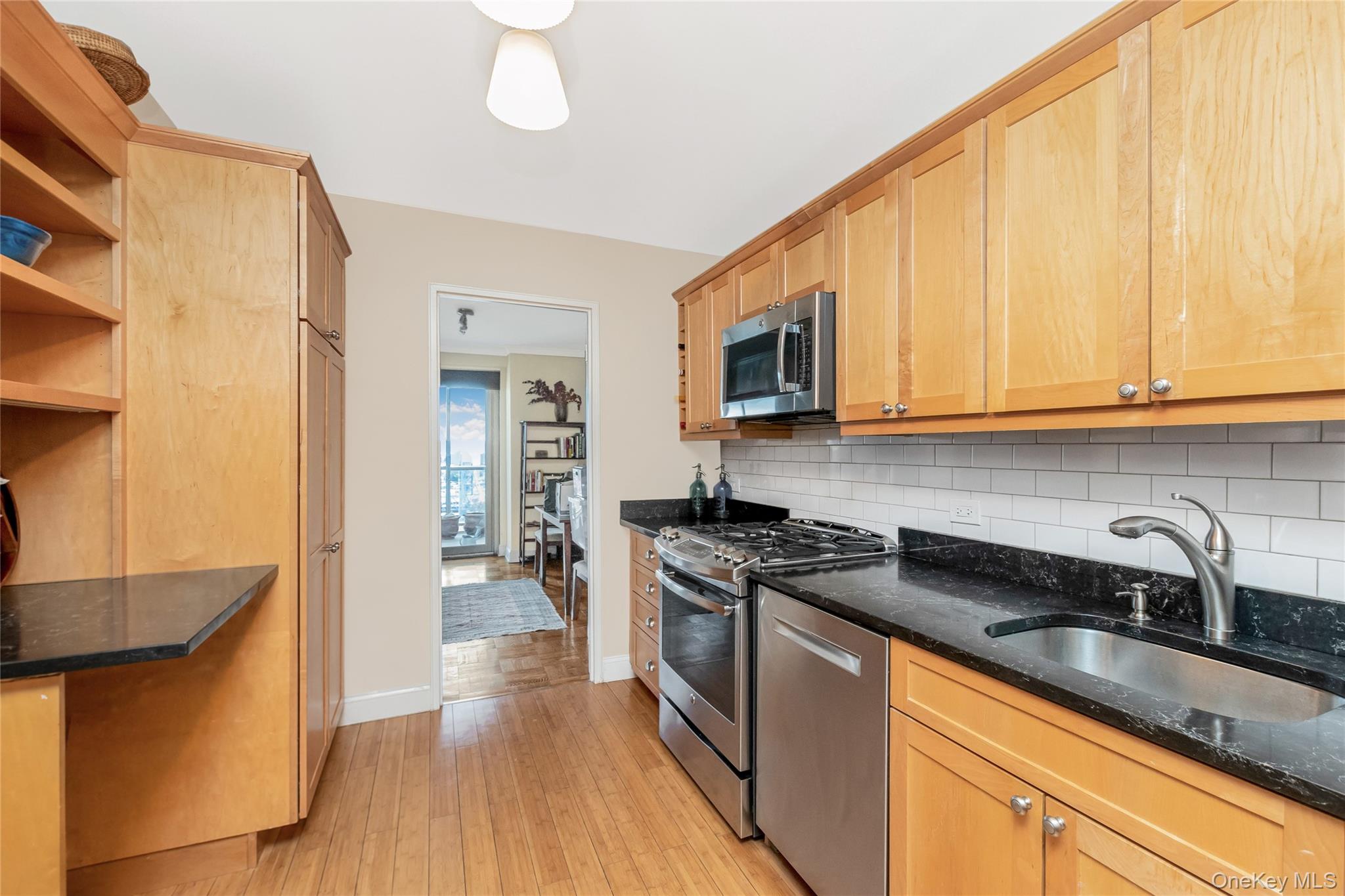2500 Johnson Avenue 15r Property Photo 4