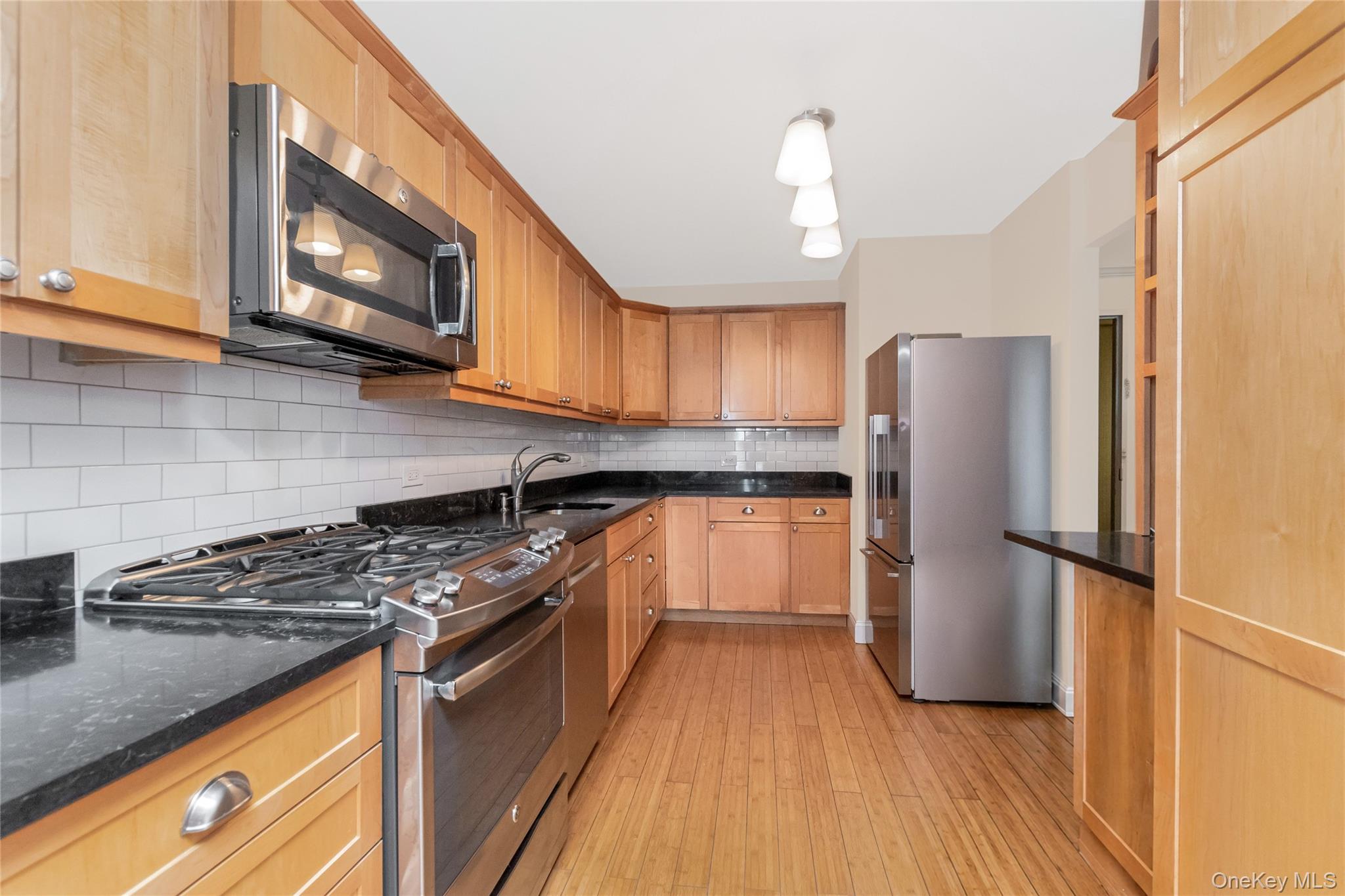2500 Johnson Avenue 15r Property Photo 5