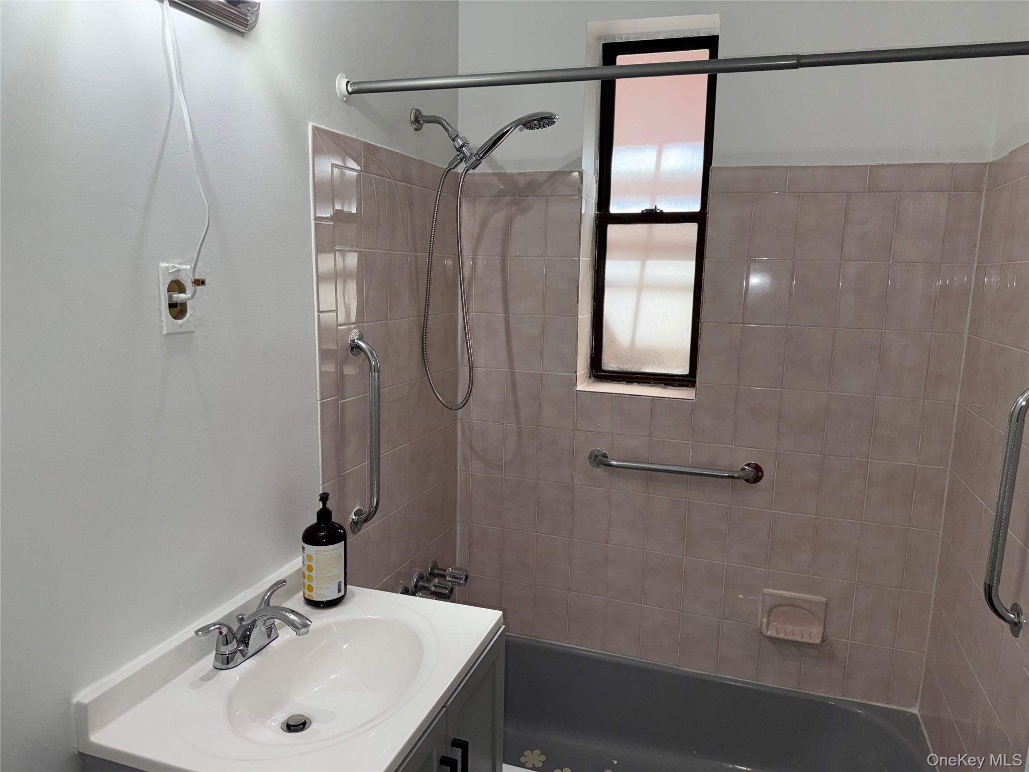 678 Warburton 3b Property Photo 11