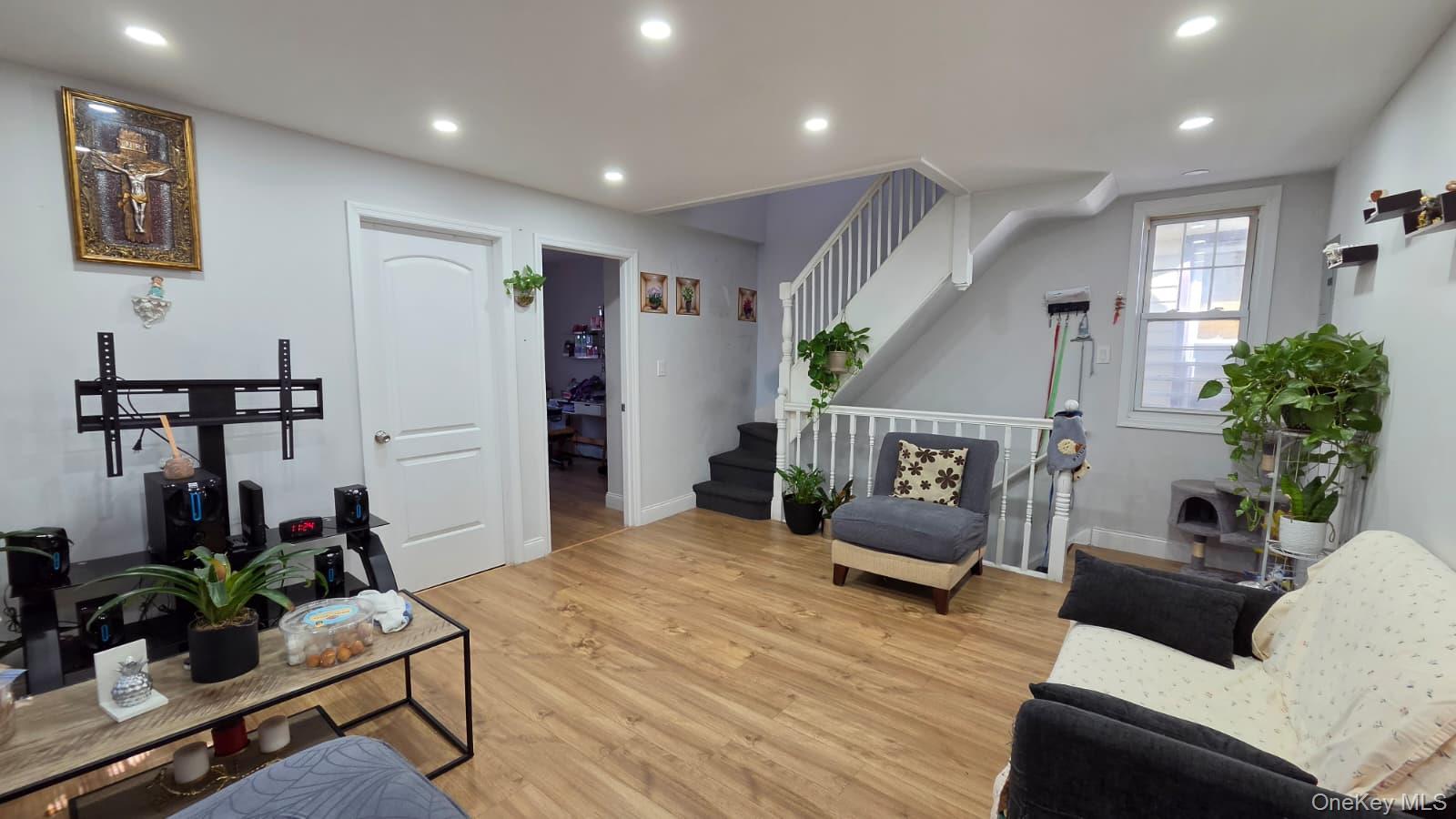 811 E 8th Street Property Photo 3