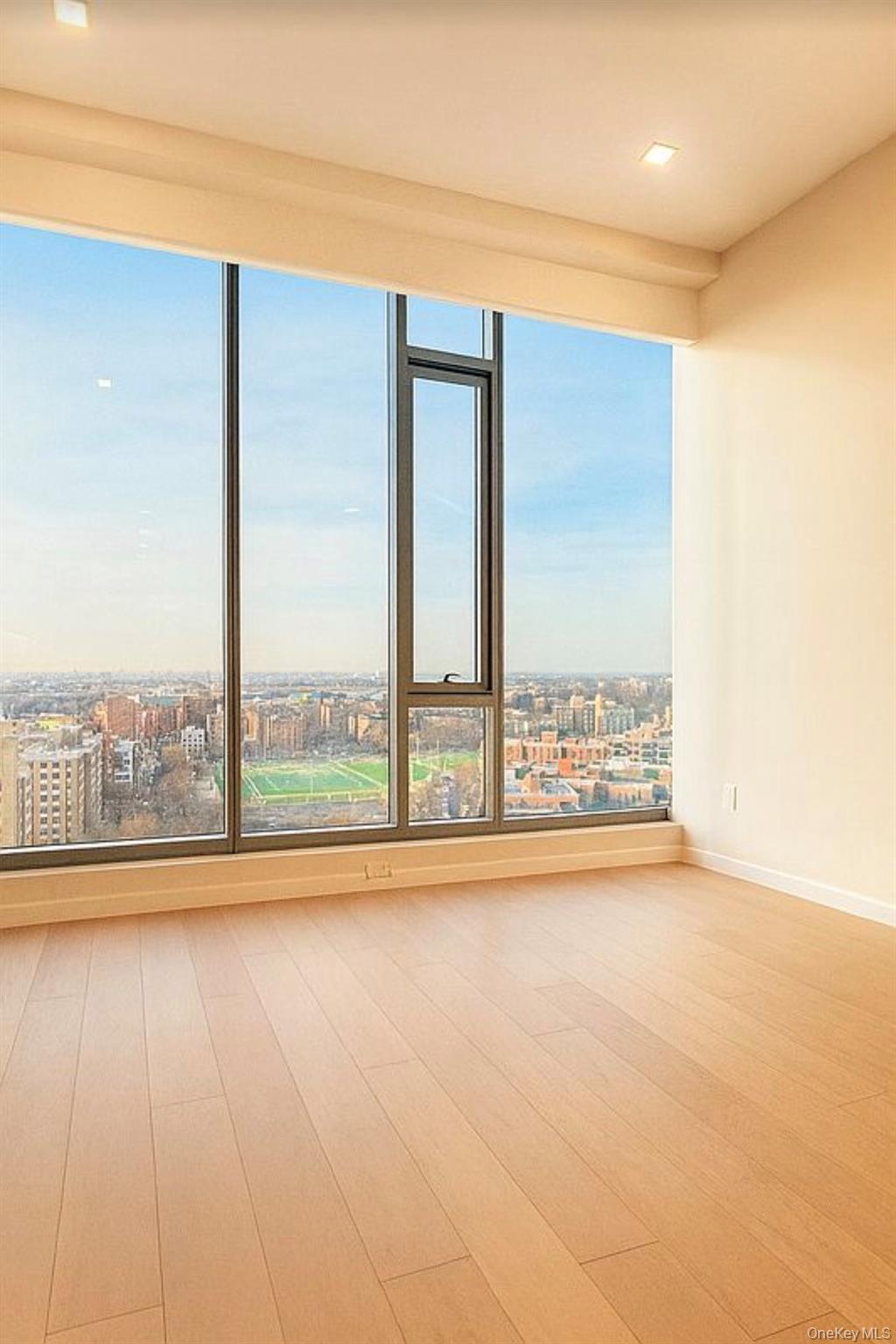 35-32 Leavitt Street Property Photo 6