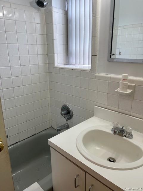 4727 Little Neck Parkway 4g Property Photo 6