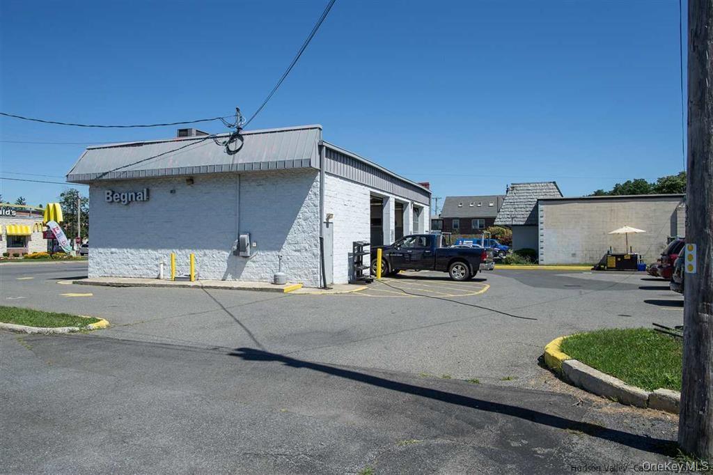 560 Albany Avenue Property Photo 3