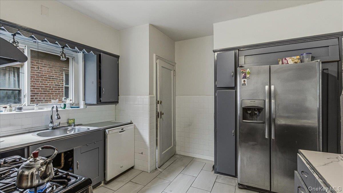 6402 Ellwell Crescent Property Photo 9
