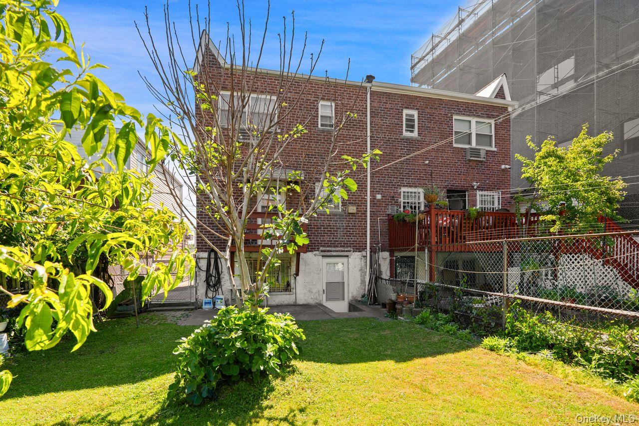 1056 Swinton Avenue Property Photo 24