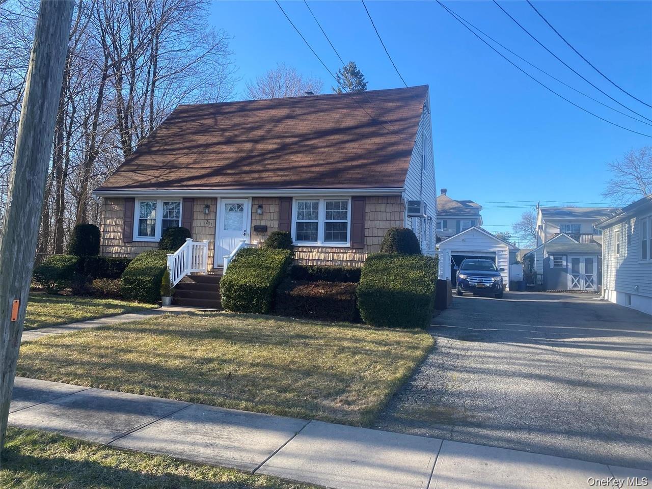 211 Mineola Avenue Property Photo 1