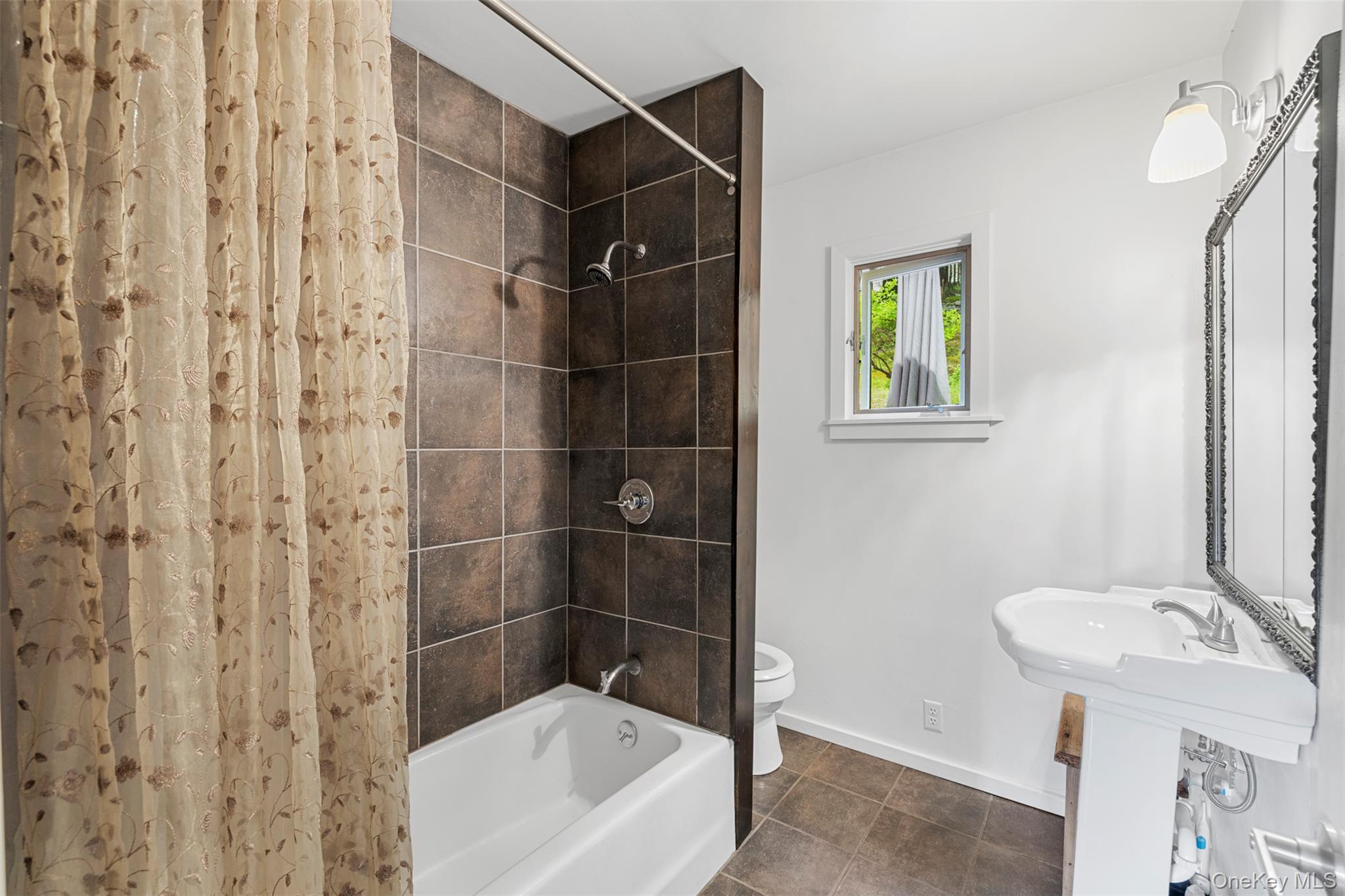 568 High Road Property Photo 16