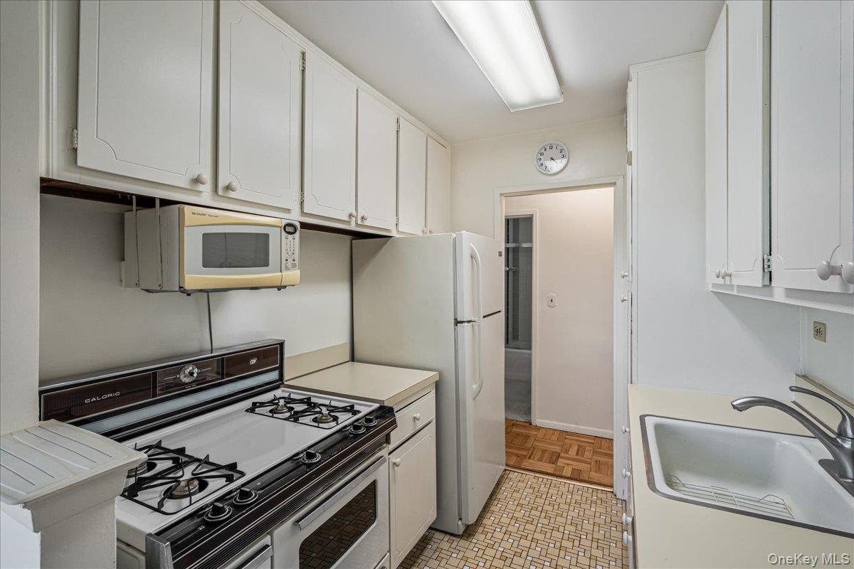 17-85 215th Street 3e Property Photo 11