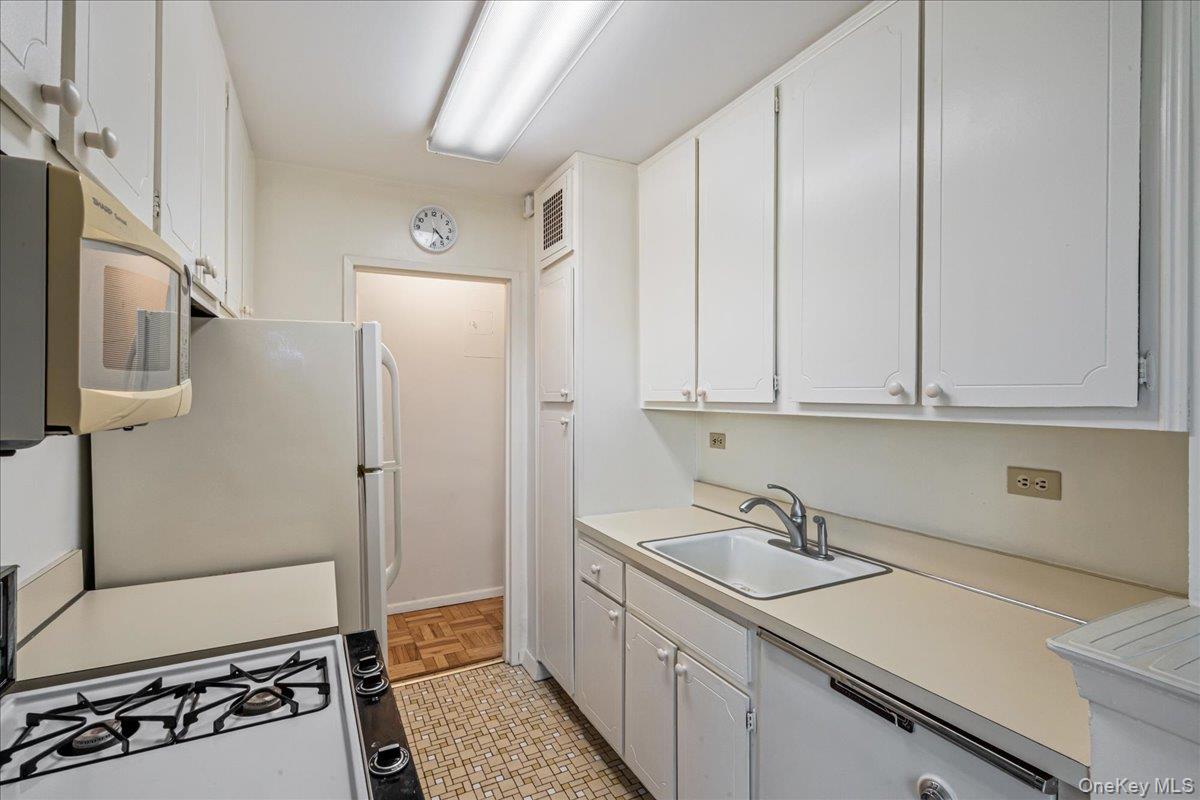 17-85 215th Street 3e Property Photo 13