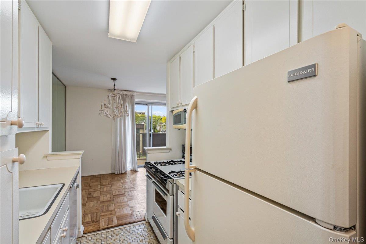 17-85 215th Street 3e Property Photo 14