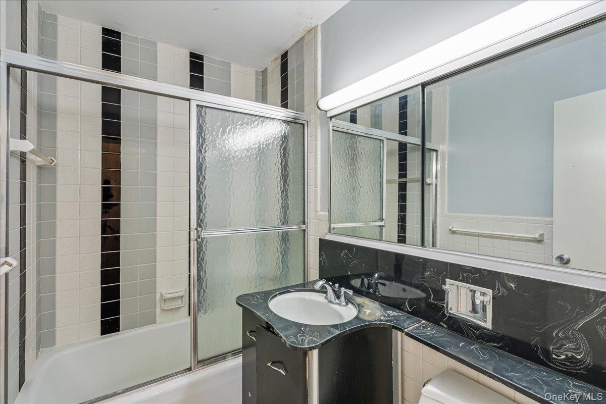 17-85 215th Street 3e Property Photo 19