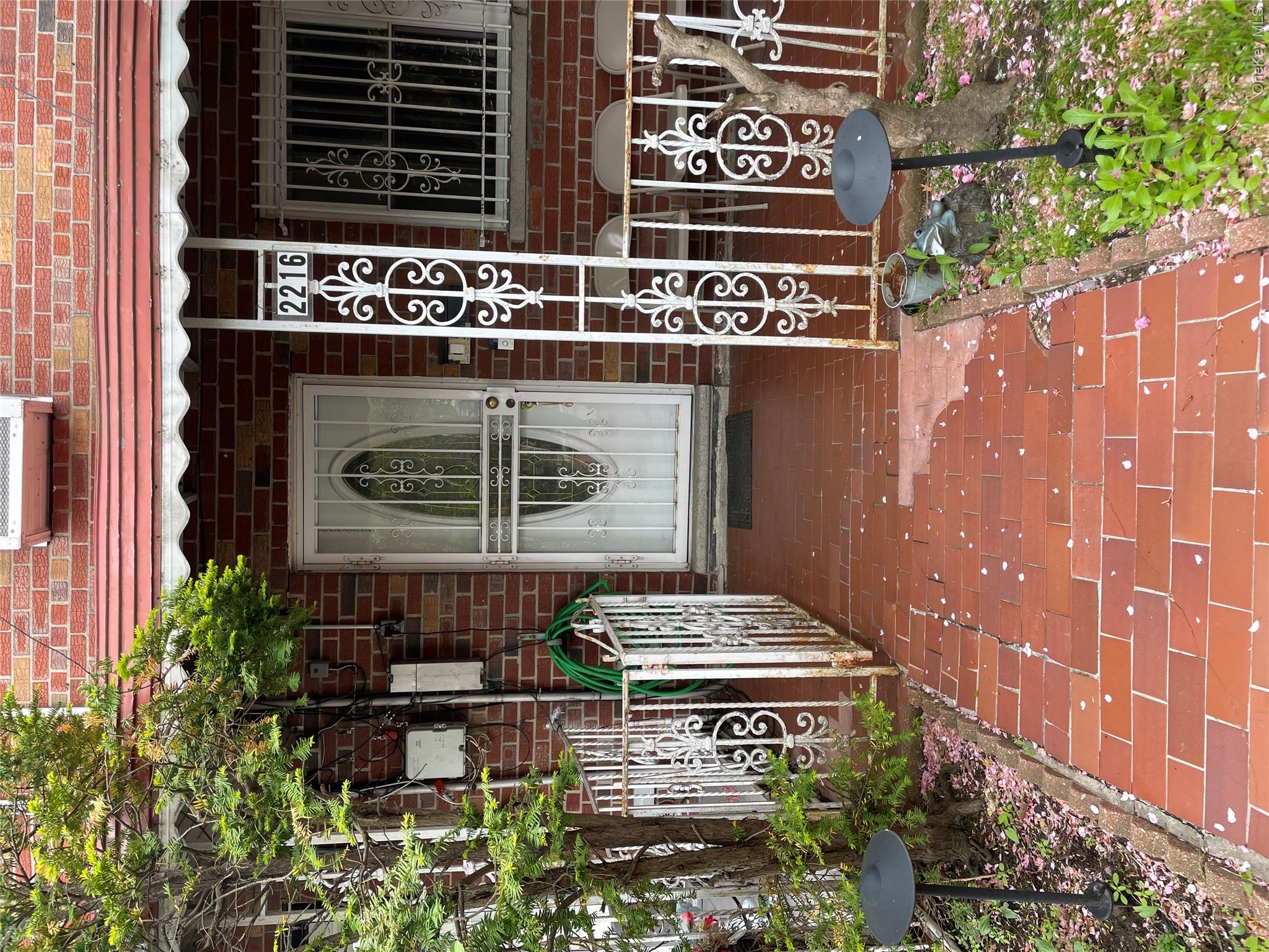 2216 Seward Avenue Property Photo 1